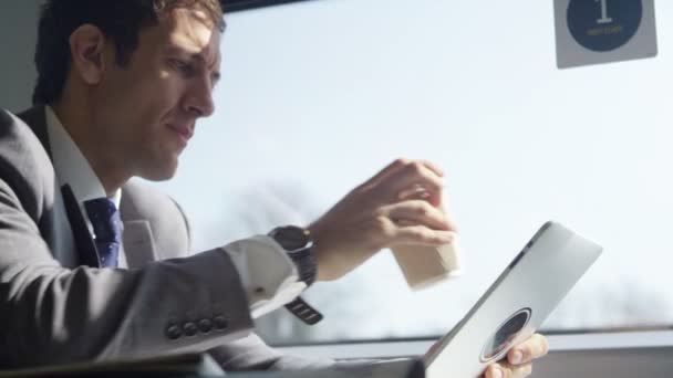 Dijital tablet üzerinde çalışan iş adamı — Stok video