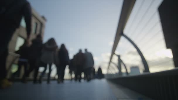 Foule marchant sur l'un des ponts de Londres — Video