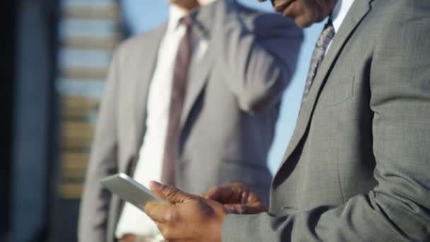 Ondernemers gebruik van mobiele technologie — Stockvideo