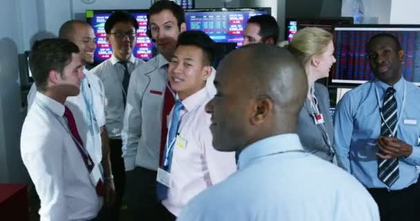 Usmíval se smíšený etnické obchodní tým — Stock video