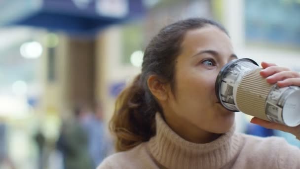 Kadın içme kahve — Stok video