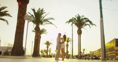 Çift öpücük paylaşmak