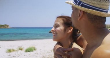 Kumsalda dinlenen bir çift.