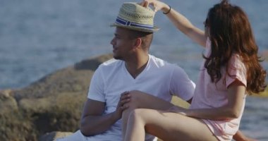 Çift sahilde rahatlatıcı