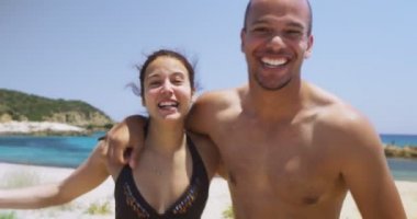 Kumsalda dinlenen bir çift.