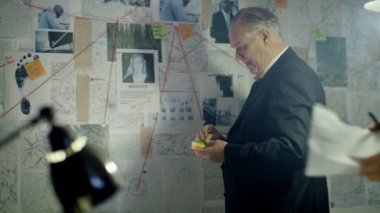 Dedektifler olay odasında çalışma