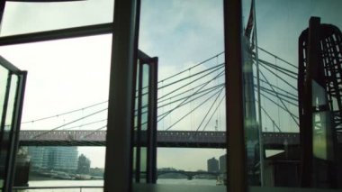 Thames Nehri üzerinde tekne palamarla