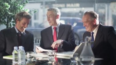 iş adamları iş karşılaşma içinde gülüyor