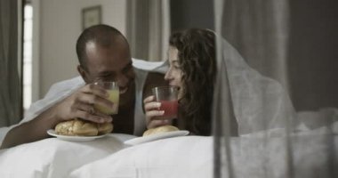 Çift yatak odasında rahatlatıcı