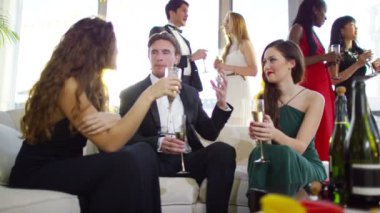 zarif arkadaşları şampanya içmek 