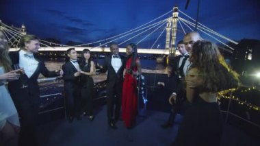 Tekne partisi şampanya içiyor arkadaşlar 