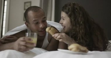 Çift yatak odasında rahatlatıcı