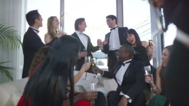  Şampanya içiyor arkadaşlar