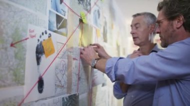 Dedektifler olay odasında çalışma