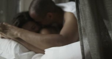  Yatak odasında çift sevişiyor