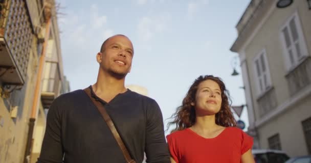 Couple walking through  Italian town — Stock Video