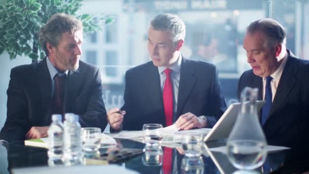 Businessmen laughing in business meeting — Stock Video