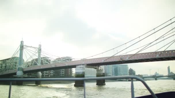 Albert köprüde Chelsea Harbour, Londra — Stok video