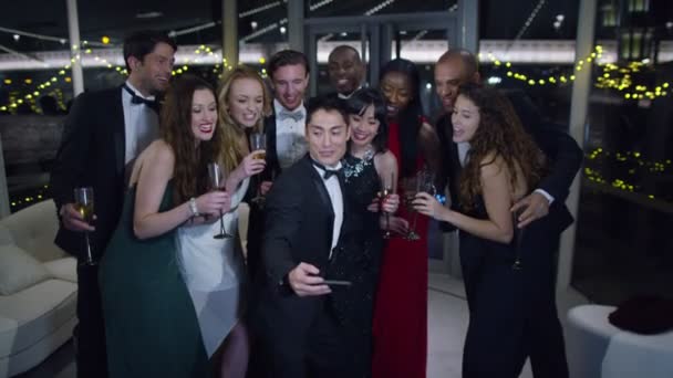 Amici a una festa posa per prendere un selfie — Video Stock