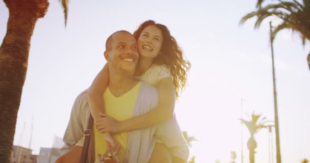 Щаслива пара у відпустці — стокове відео