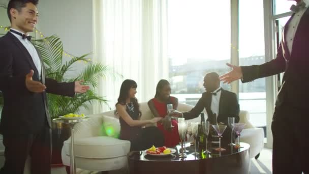 Друзі спілкуються на елегантній вечірці — стокове відео