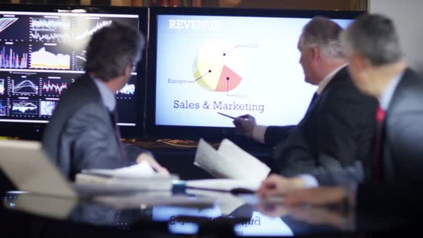 Businessmen look at figures and statistics — Stock Video