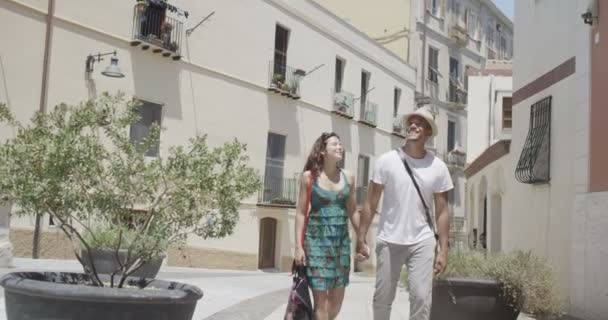 Пара, идущая по улице — стоковое видео