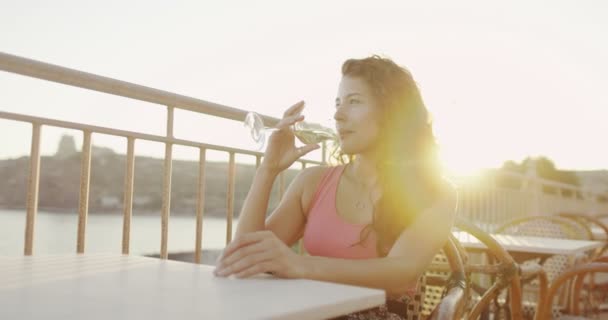 Mujer bebiendo vino — Vídeos de Stock