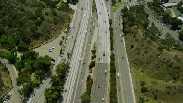 Carros dirigindo na estrada Califórnia — Vídeo de Stock