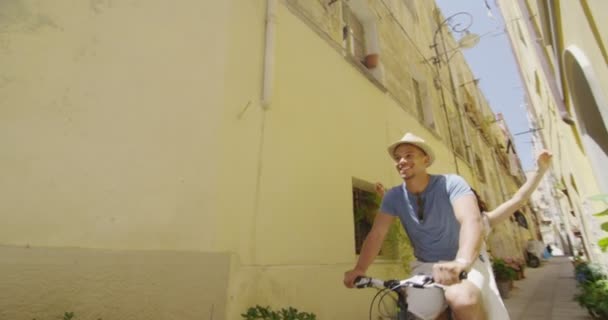 Couple cycling in Italian city — Stock Video