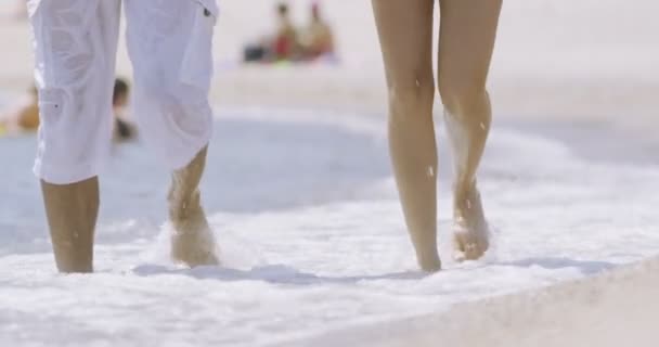 Couple relaxing at the beach — Stock Video