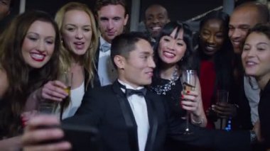 bir selfie almak için bir parti poz arkadaşlar