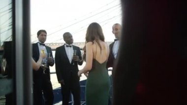  Şampanya içiyor arkadaşlar