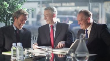 iş adamları iş karşılaşma içinde gülüyor