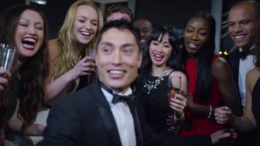 bir selfie almak için bir parti poz arkadaşlar