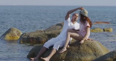 Çift sahilde rahatlatıcı