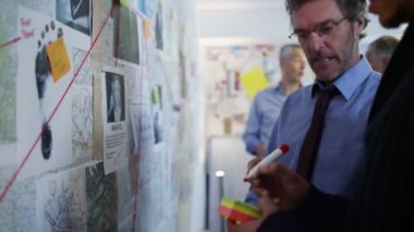 Dedektifler olay odasında çalışma