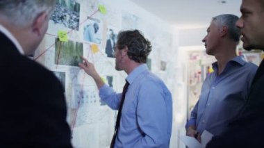 Dedektifler olay odasında çalışma