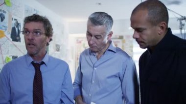 Dedektifler olay odasında çalışma