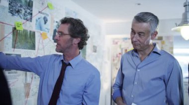 Dedektifler olay odasında çalışma