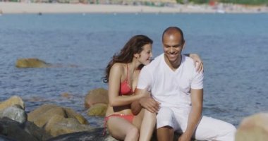 Çift sahilde rahatlatıcı