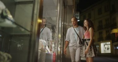 Çift pencere şehirde alışveriş