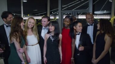  arkadaşlar, göz alıcı partide