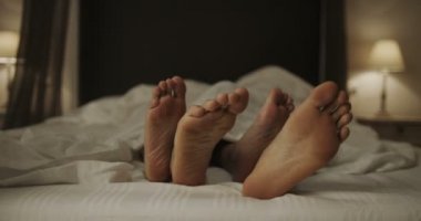 yatakta ayak çiftin dans