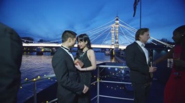 Asya çift kucaklama tekne güvertede