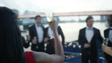  Şampanya içiyor arkadaşlar