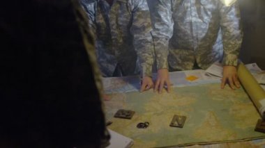 askeri yetkilileri savaş stratejisini tartışıyor