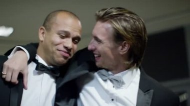 resmi sosyal etkinlikte sohbet arkadaşları