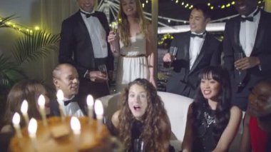 Kadın doğum günü pastası mumlar dışarı darbeler