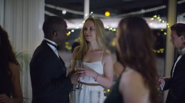 partide tek başına duran kadın